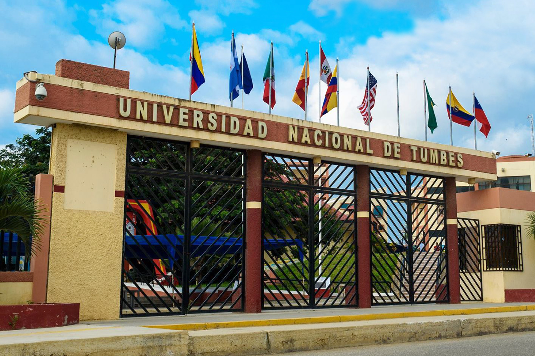 Puerta central de la Universidad Nacional de Tumbes