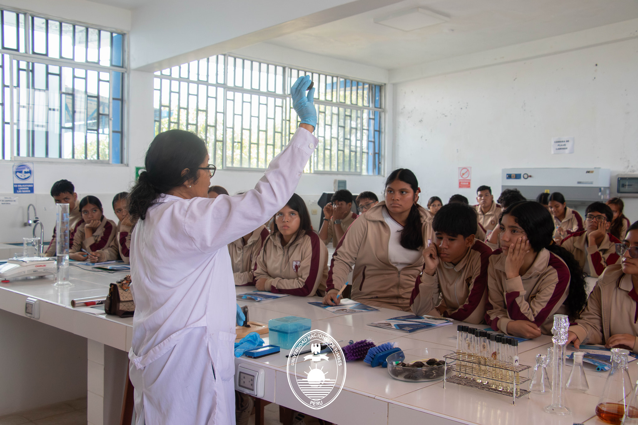 Charla informativa en laboratorio 